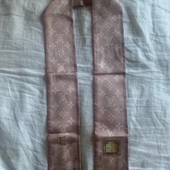 Louis Vuitton Silk Scarf - Picture 4 of 7